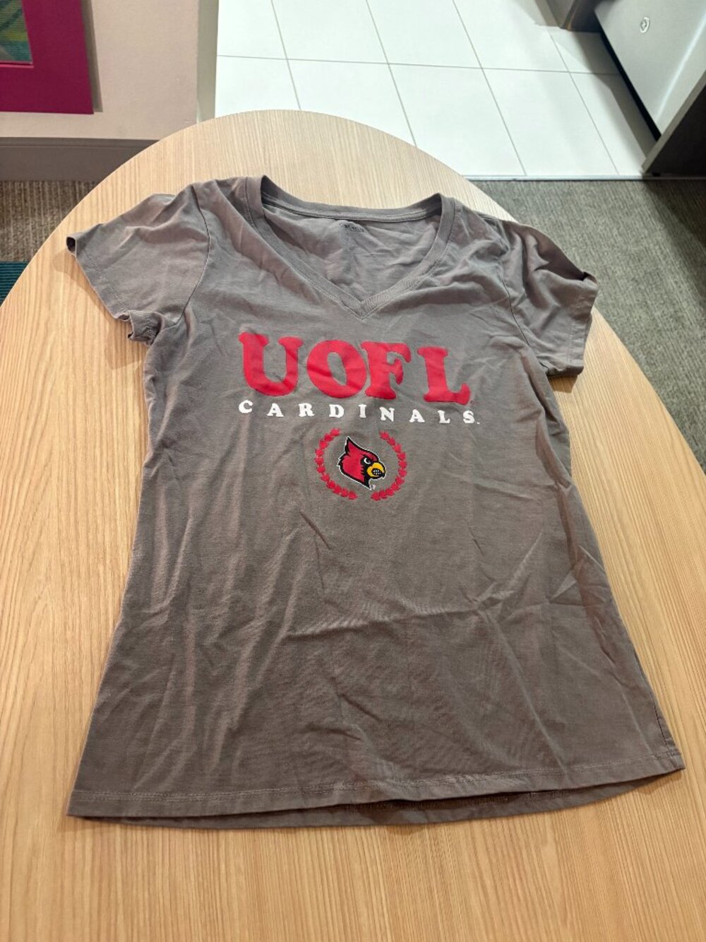 Louisville Cardinals T Shirt Large Grey Short Sleeve Captivating V Neck Crew